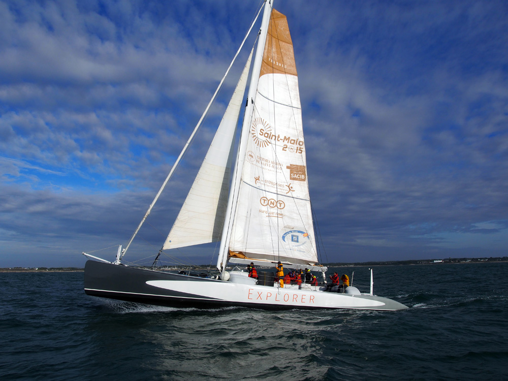 Maxi catamaran course Explorer