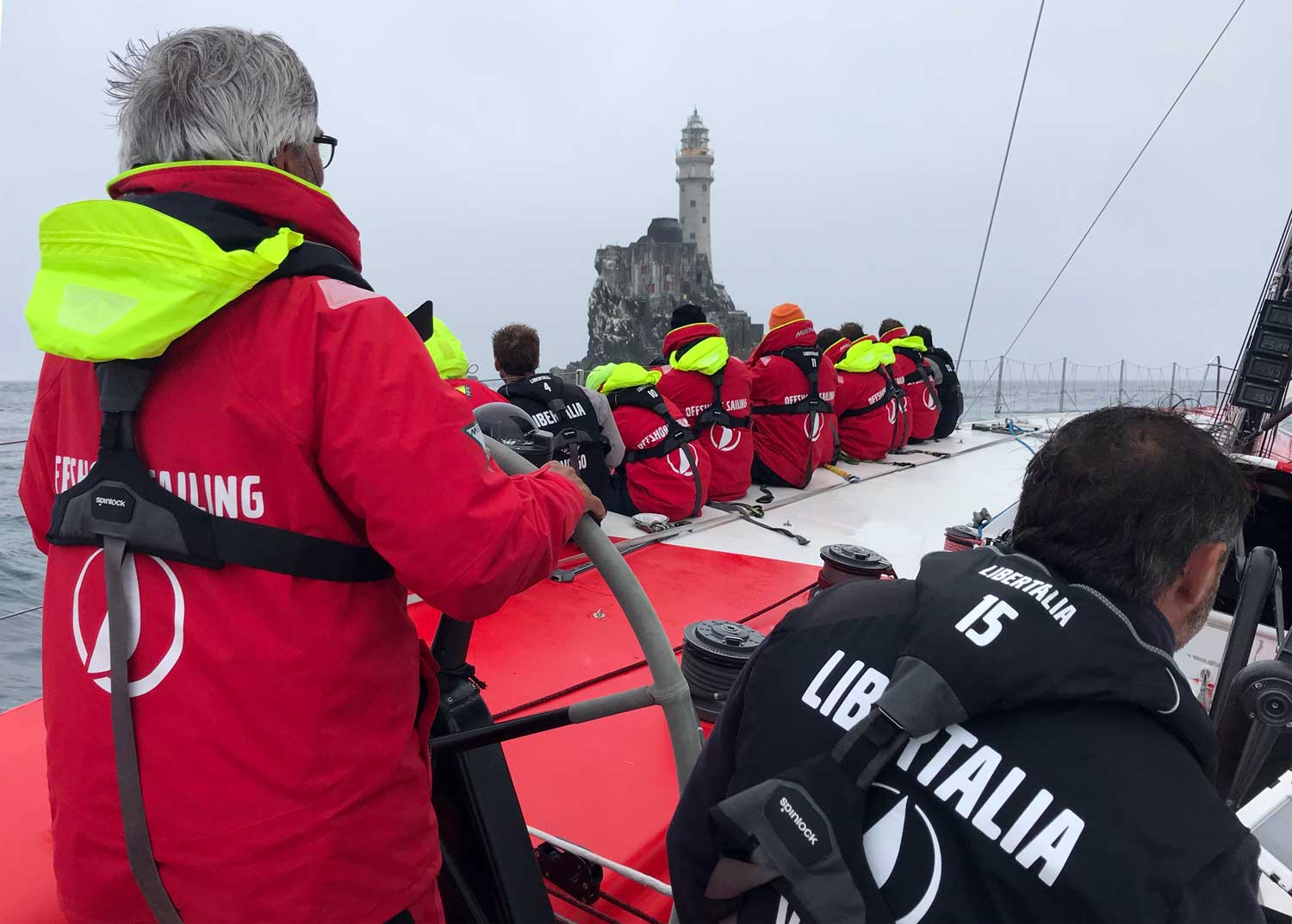 En course à bord d'un Volvo 60 sur la Rolex Fastnet Race